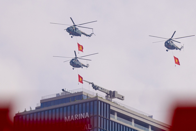 Sắc cờ Tổ quốc tung bay giữa trời TP.HCM: Cả gia đình 10 người vượt hàng chục km để được tận mắt ngắm nhìn- Ảnh 1.