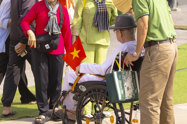 Sắc cờ Tổ quốc tung bay giữa trời TP.HCM: Cả gia đình 10 người vượt hàng chục km để được tận mắt ngắm nhìn- Ảnh 15.