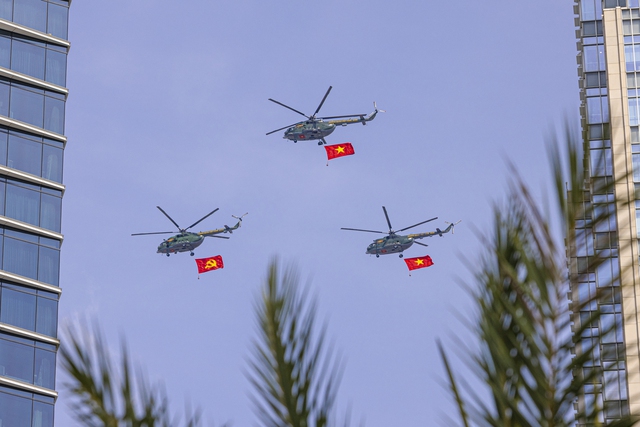 Sắc cờ Tổ quốc tung bay giữa trời TP.HCM: Cả gia đình 10 người vượt hàng chục km để được tận mắt ngắm nhìn- Ảnh 3.