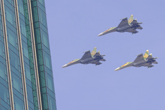 Sắc cờ Tổ quốc tung bay giữa trời TP.HCM: Cả gia đình 10 người vượt hàng chục km để được tận mắt ngắm nhìn- Ảnh 10.