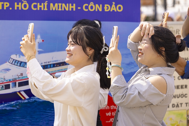 Sắc cờ Tổ quốc tung bay giữa trời TP.HCM: Cả gia đình 10 người vượt hàng chục km để được tận mắt ngắm nhìn- Ảnh 17.