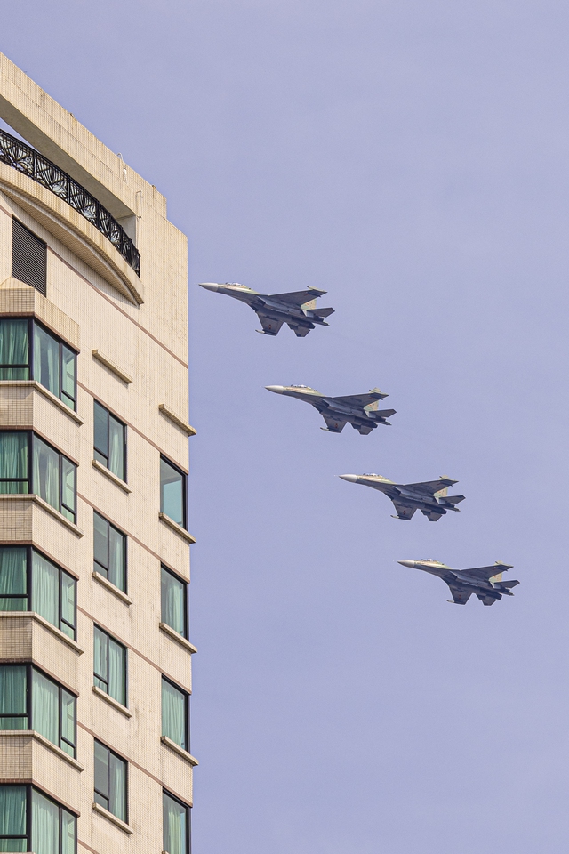 Sắc cờ Tổ quốc tung bay giữa trời TP.HCM: Cả gia đình 10 người vượt hàng chục km để được tận mắt ngắm nhìn- Ảnh 11.