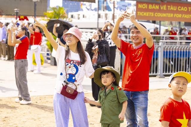 Sắc cờ Tổ quốc tung bay giữa trời TP.HCM: Cả gia đình 10 người vượt hàng chục km để được tận mắt ngắm nhìn- Ảnh 16.