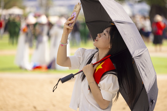 Sắc cờ Tổ quốc tung bay giữa trời TP.HCM: Cả gia đình 10 người vượt hàng chục km để được tận mắt ngắm nhìn- Ảnh 20.