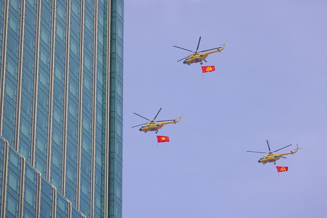 Sắc cờ Tổ quốc tung bay giữa trời TP.HCM: Cả gia đình 10 người vượt hàng chục km để được tận mắt ngắm nhìn- Ảnh 4.