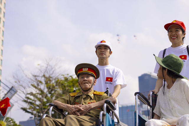 Sắc cờ Tổ quốc tung bay giữa trời TP.HCM: Cả gia đình 10 người vượt hàng chục km để được tận mắt ngắm nhìn- Ảnh 5.