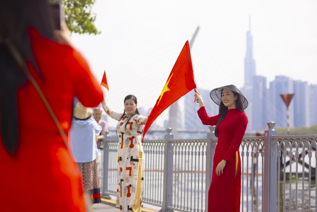 Sắc cờ Tổ quốc tung bay giữa trời TP.HCM: Cả gia đình 10 người vượt hàng chục km để được tận mắt ngắm nhìn- Ảnh 21.