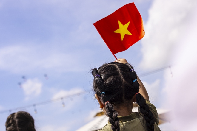 Sắc cờ Tổ quốc tung bay giữa trời TP.HCM: Cả gia đình 10 người vượt hàng chục km để được tận mắt ngắm nhìn- Ảnh 6.