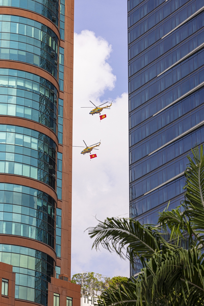 Sắc cờ Tổ quốc tung bay giữa trời TP.HCM: Cả gia đình 10 người vượt hàng chục km để được tận mắt ngắm nhìn- Ảnh 8.