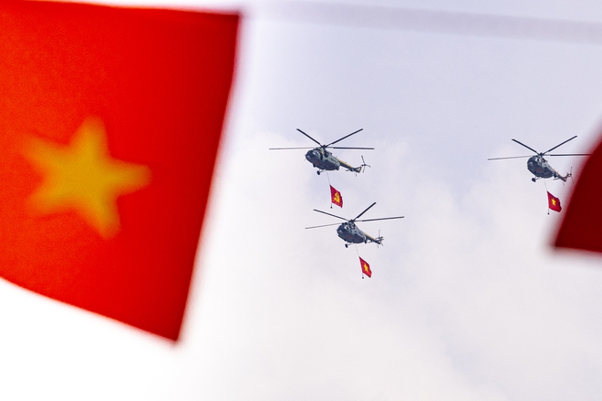 Sắc cờ Tổ quốc tung bay giữa trời TP.HCM: Cả gia đình 10 người vượt hàng chục km để được tận mắt ngắm nhìn- Ảnh 9.