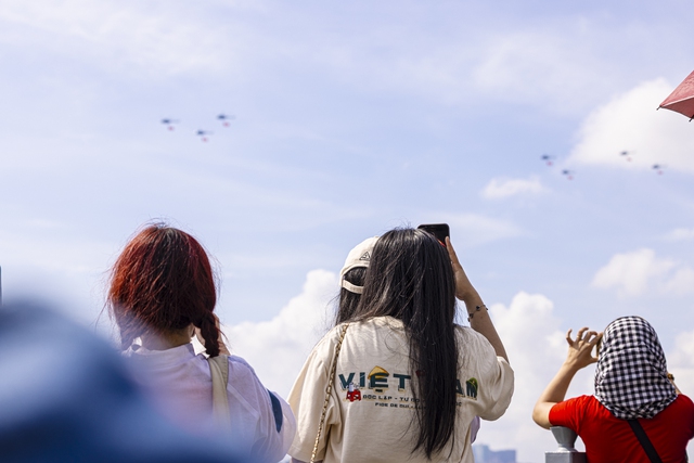 Sắc cờ Tổ quốc tung bay giữa trời TP.HCM: Cả gia đình 10 người vượt hàng chục km để được tận mắt ngắm nhìn- Ảnh 19.