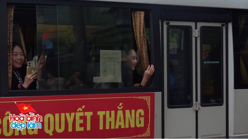 Khoảnh khắc siêu đáng yêu: Các chiến sĩ "thả tim" ngay trên xe diễu binh giữa tiếng hò reo của hàng vạn người dân TP.HCM- Ảnh 4. Khoảnh khắc siêu đáng yêu: Các chiến sĩ "thả tim" ngay trên xe diễu binh giữa tiếng hò reo của hàng vạn người dân TP.HCM- Ảnh 4.