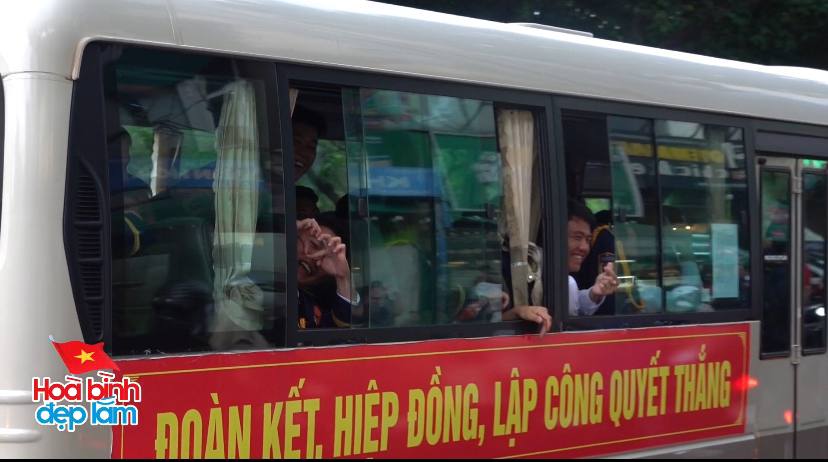 Khoảnh khắc siêu đáng yêu: Các chiến sĩ "thả tim" ngay trên xe diễu binh giữa tiếng hò reo của hàng vạn người dân TP.HCM- Ảnh 3. Khoảnh khắc siêu đáng yêu: Các chiến sĩ "thả tim" ngay trên xe diễu binh giữa tiếng hò reo của hàng vạn người dân TP.HCM- Ảnh 3.