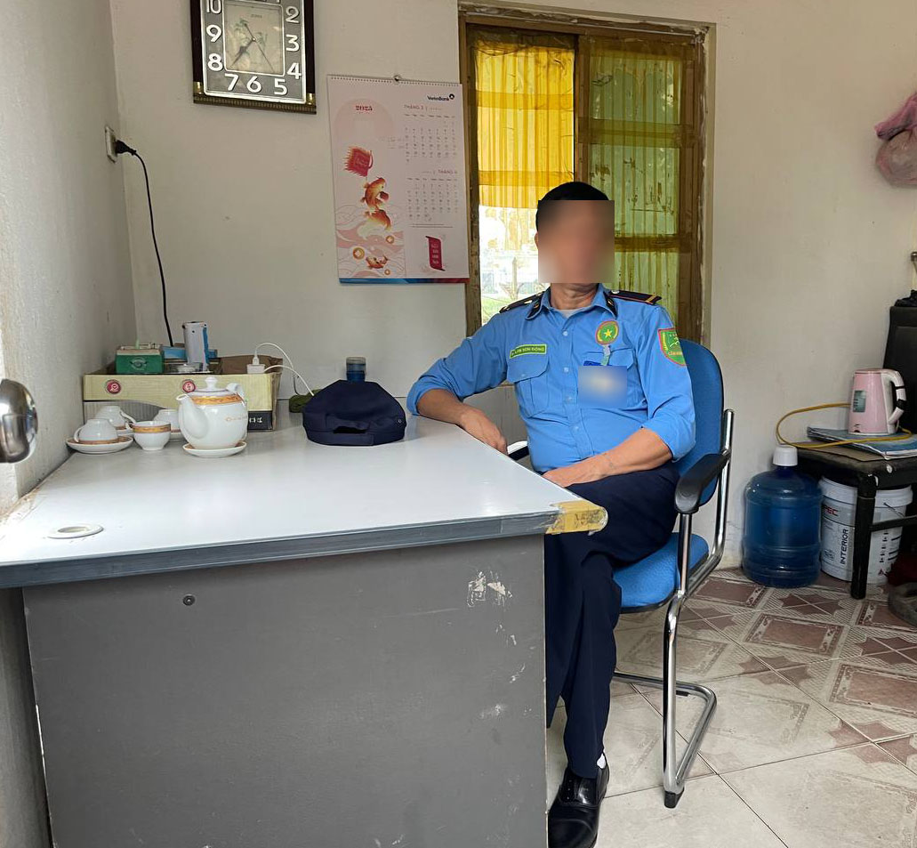 Bảo vệ kể lại giây phút đối mặt với nghi phạm cướp ngân hàng ở Hà Nội: Ban đầu đối tượng không có biểu hiện gì bất thường- Ảnh 1.