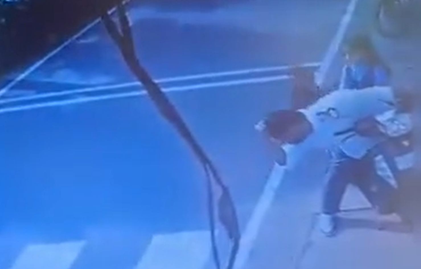 39 triệu người lặng người khi chứng kiến hình ảnh cậu bé lao ra đường khi xe tải đang lao tới, bố ôm đầu phản ứng đầy bất lực- Ảnh 3. 39 triệu người lặng người khi chứng kiến hình ảnh cậu bé lao ra đường khi xe tải đang lao tới, bố ôm đầu phản ứng đầy bất lực- Ảnh 3.