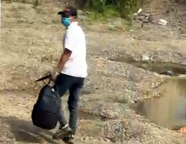 Tên cướp ngân hàng ở Hà Nội: Thản nhiên đi bộ ra ngoài, đe doạ người đuổi theo "Mày đừng để tao điên lên"- Ảnh 1.