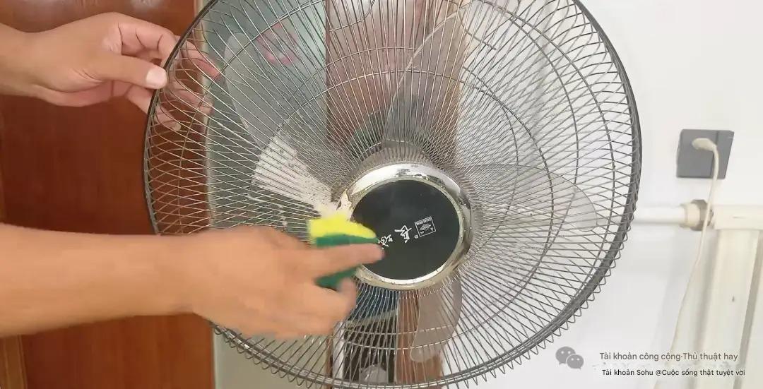 5 phút vệ sinh quạt điện không cần tháo khung, phụ nữ cũng làm "ngon lành", sạch bong như mới- Ảnh 4.