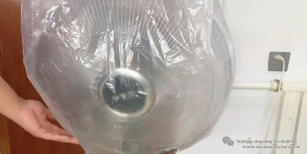 5 phút vệ sinh quạt điện không cần tháo khung, phụ nữ cũng làm "ngon lành", sạch bong như mới- Ảnh 6.