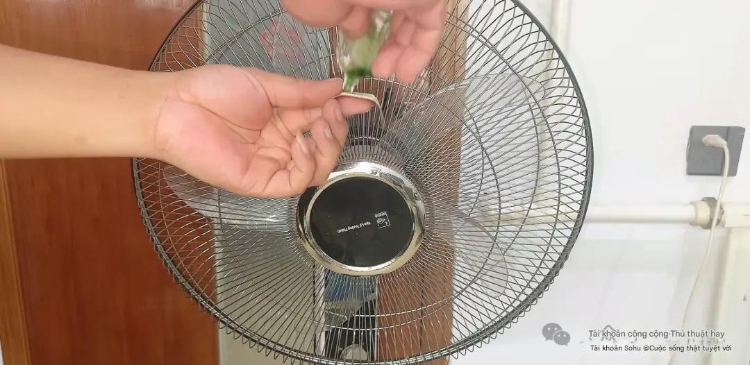 5 phút vệ sinh quạt điện không cần tháo khung, phụ nữ cũng làm "ngon lành", sạch bong như mới- Ảnh 8.