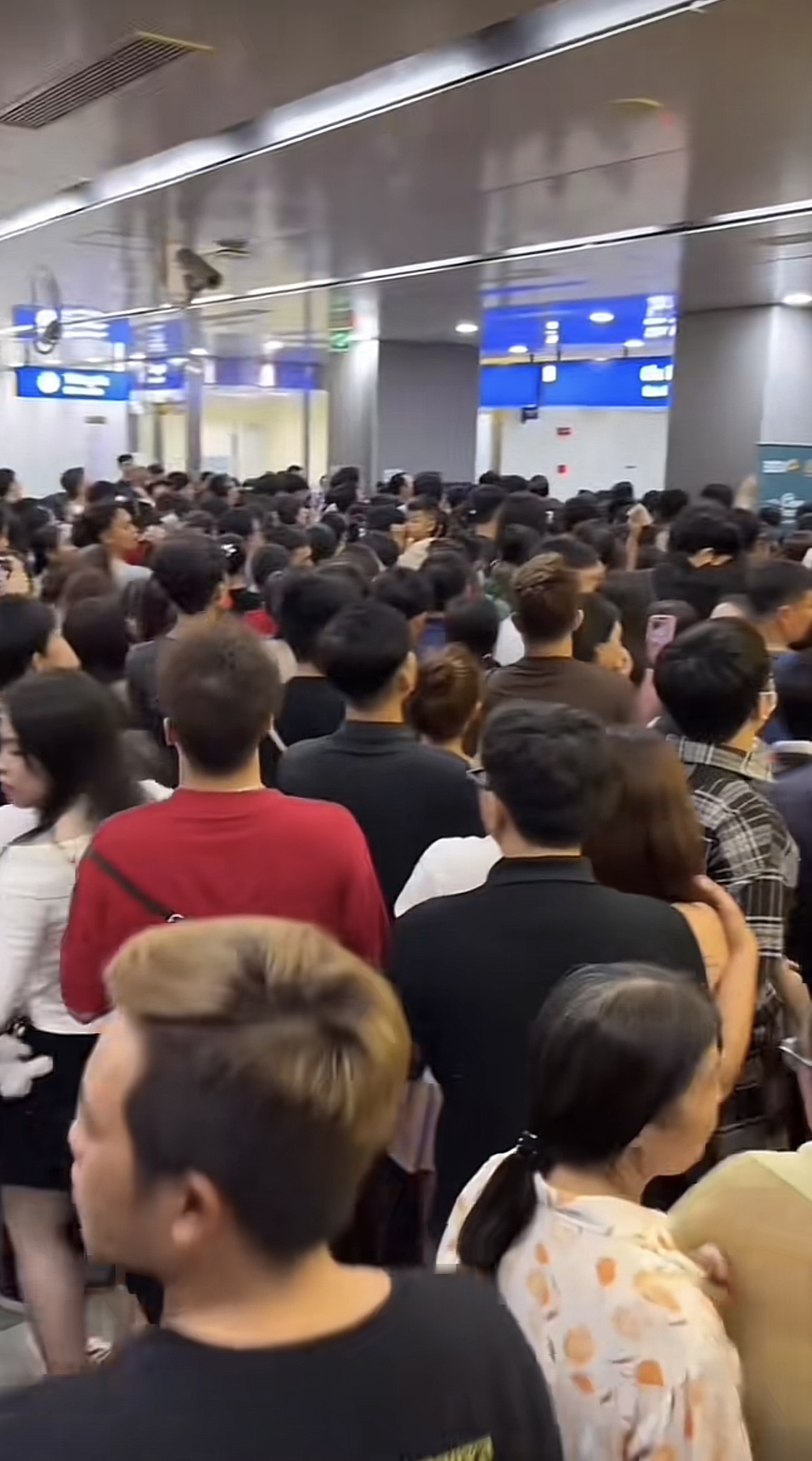 Cảnh tượng chưa từng thấy ở ga Metro số 1, có đến 240 chuyến/ngày vẫn quá tải dịp 30/4- Ảnh 1.