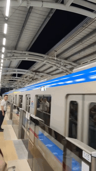 Cảnh tượng chưa từng thấy ở ga Metro số 1, có đến 240 chuyến/ngày vẫn quá tải dịp 30/4- Ảnh 3.
