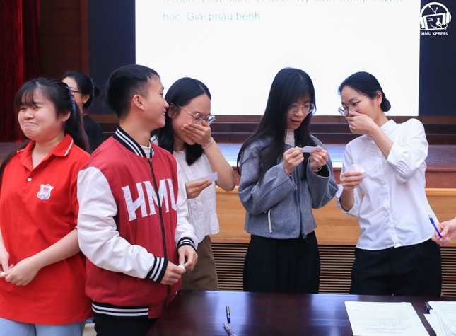 Đại học Y Hà Nội cấm sinh viên mặc váy ngắn, áo trễ cổ, quần jeans rách- Ảnh 2.