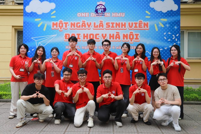 Đại học Y Hà Nội cấm sinh viên mặc váy ngắn, áo trễ cổ, quần jeans rách- Ảnh 5.