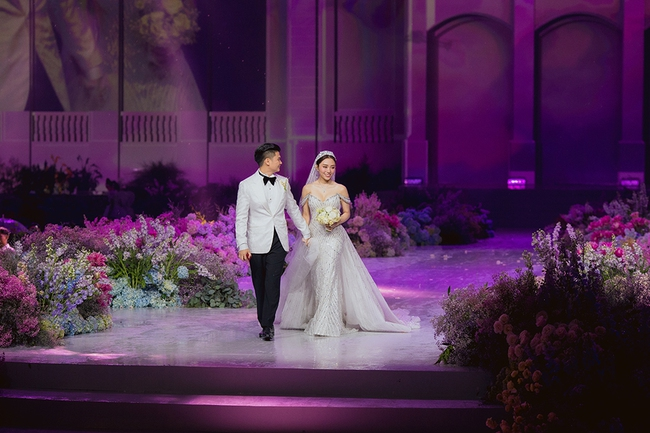 2 ái nữ của "ông trùm bất động sản" miền Tây: Chị được tặng cụm công ty hơn 300 tỷ làm của hồi môn, em gái giữ chức vụ quan trọng trong tập đoàn nghìn tỷ- Ảnh 8. 2 ái nữ của "ông trùm bất động sản" miền Tây: Chị được tặng cụm công ty hơn 300 tỷ làm của hồi môn, em gái giữ chức vụ quan trọng trong tập đoàn nghìn tỷ- Ảnh 8.