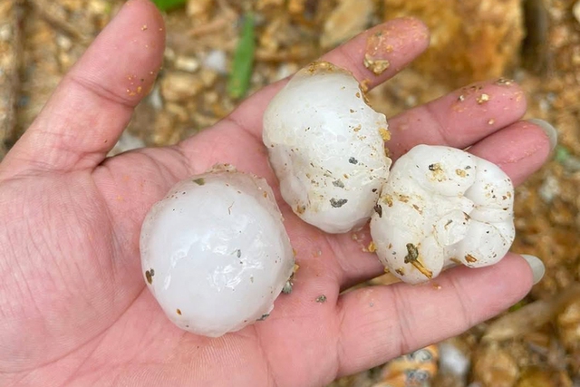Mưa đá vừa ào ào trút xuống Hà Giang chiều nay, nguyên nhân vì sao?- Ảnh 1. Mưa đá vừa ào ào trút xuống Hà Giang chiều nay, nguyên nhân vì sao?- Ảnh 1.
