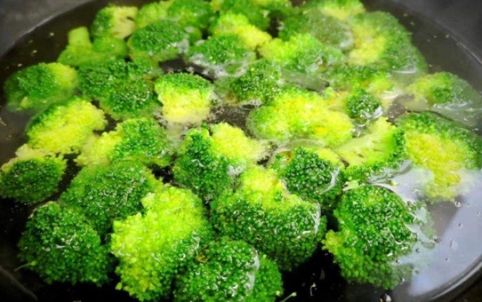 Chọn súp lơ ngon, bổ không khó: Nhìn mắt thường cũng biết loại là bị bơm thuốc độc hại- Ảnh 4.