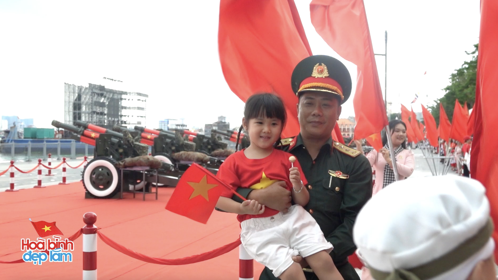 Các "búp măng non" đua nhau nằm gọn trong vòng tay chiến sĩ: Khoảnh khắc tan chảy tại bến Bạch Đằng những ngày này- Ảnh 3. Các "búp măng non" đua nhau nằm gọn trong vòng tay chiến sĩ: Khoảnh khắc tan chảy tại bến Bạch Đằng những ngày này- Ảnh 3.