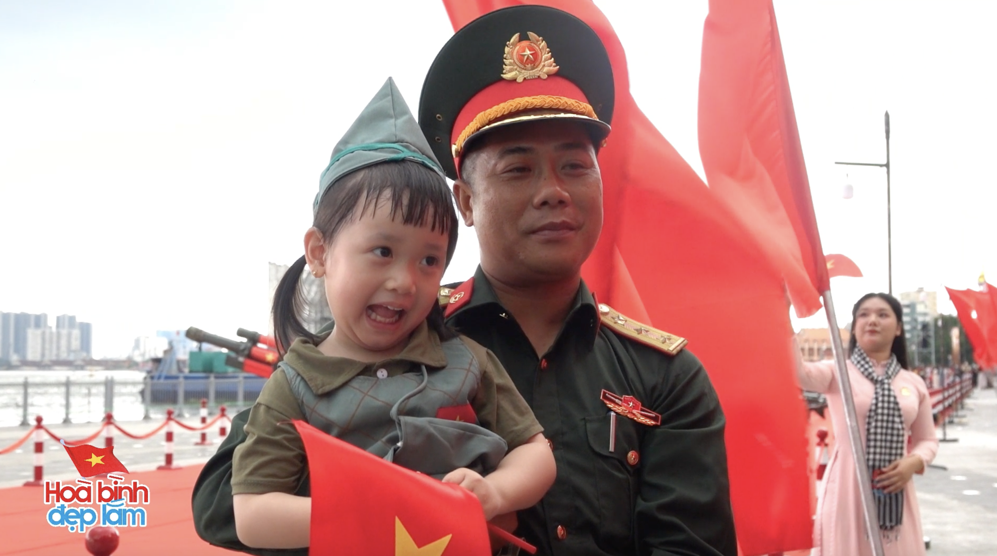 Các "búp măng non" đua nhau nằm gọn trong vòng tay chiến sĩ: Khoảnh khắc tan chảy tại bến Bạch Đằng những ngày này- Ảnh 1. Các "búp măng non" đua nhau nằm gọn trong vòng tay chiến sĩ: Khoảnh khắc tan chảy tại bến Bạch Đằng những ngày này- Ảnh 1.