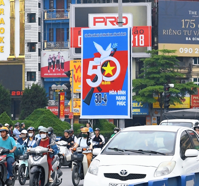 Cờ hoa, áo đỏ, rộn ràng phố phường: Hà Nội "thay áo" mừng ngày hội non sông- Ảnh 13.