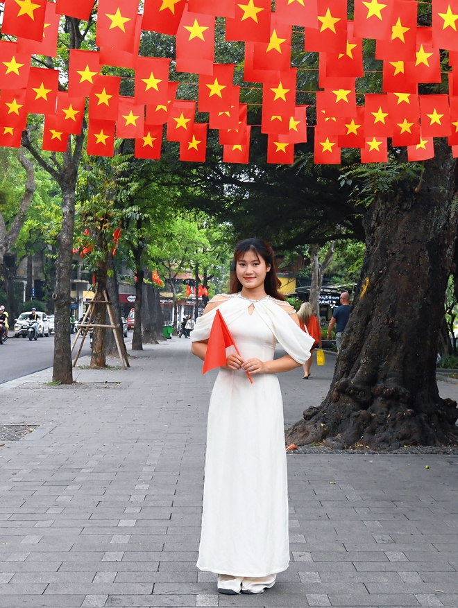 Cờ hoa, áo đỏ, rộn ràng phố phường: Hà Nội "thay áo" mừng ngày hội non sông- Ảnh 9.