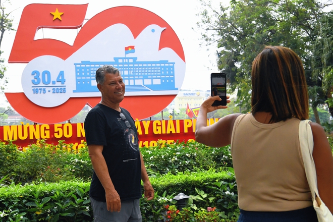 Cờ hoa, áo đỏ, rộn ràng phố phường: Hà Nội "thay áo" mừng ngày hội non sông- Ảnh 7.