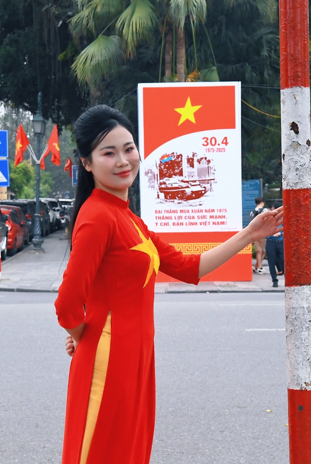 Cờ hoa, áo đỏ, rộn ràng phố phường: Hà Nội "thay áo" mừng ngày hội non sông- Ảnh 12.