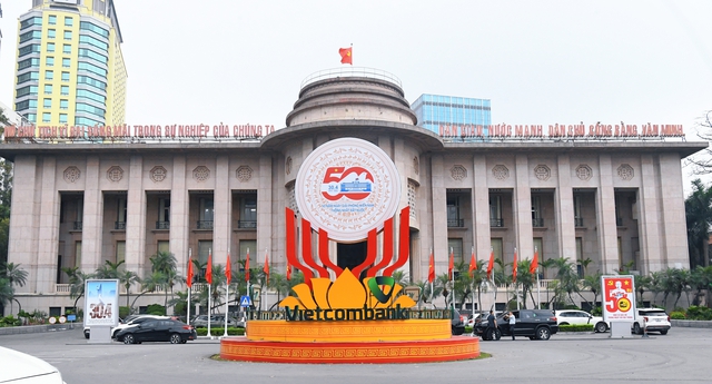 Cờ hoa, áo đỏ, rộn ràng phố phường: Hà Nội "thay áo" mừng ngày hội non sông- Ảnh 1.