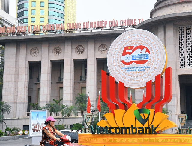 Cờ hoa, áo đỏ, rộn ràng phố phường: Hà Nội "thay áo" mừng ngày hội non sông- Ảnh 14.