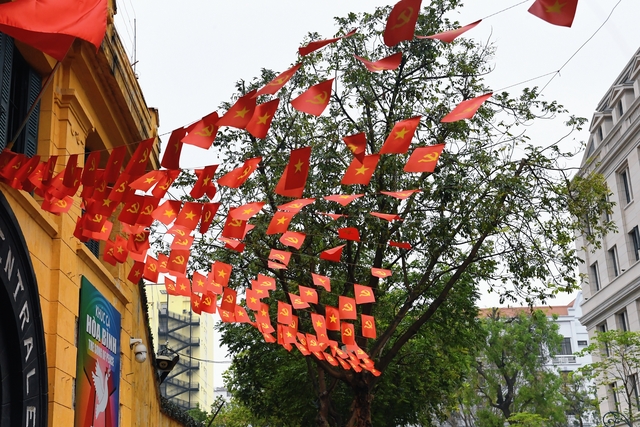 Cờ hoa, áo đỏ, rộn ràng phố phường: Hà Nội "thay áo" mừng ngày hội non sông- Ảnh 6.