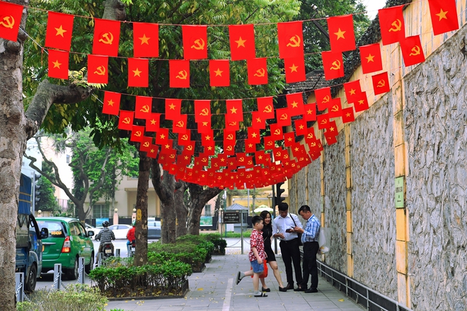 Cờ hoa, áo đỏ, rộn ràng phố phường: Hà Nội "thay áo" mừng ngày hội non sông- Ảnh 4.