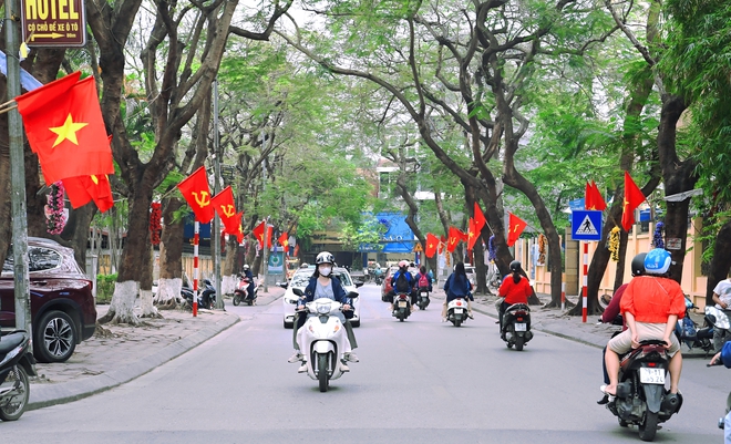 Cờ hoa, áo đỏ, rộn ràng phố phường: Hà Nội "thay áo" mừng ngày hội non sông- Ảnh 2.