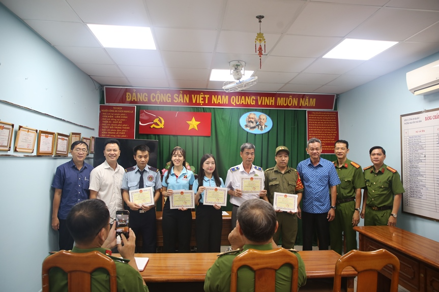 Người đàn ông nước ngoài đến ngân hàng yêu cầu mở tài khoản, nhân viên Agribank kiểm tra giấy tờ thấy bất thường liền báo công an và được khen thưởng- Ảnh 2. Người đàn ông nước ngoài đến ngân hàng yêu cầu mở tài khoản, nhân viên Agribank kiểm tra giấy tờ thấy bất thường liền báo công an và được khen thưởng- Ảnh 2.