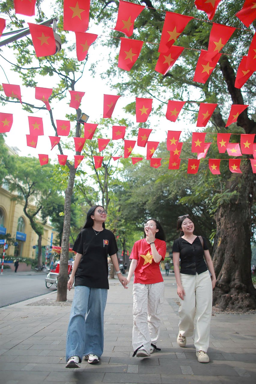 Cờ hoa, áo đỏ, rộn ràng phố phường: Hà Nội "thay áo" mừng ngày hội non sông- Ảnh 10.