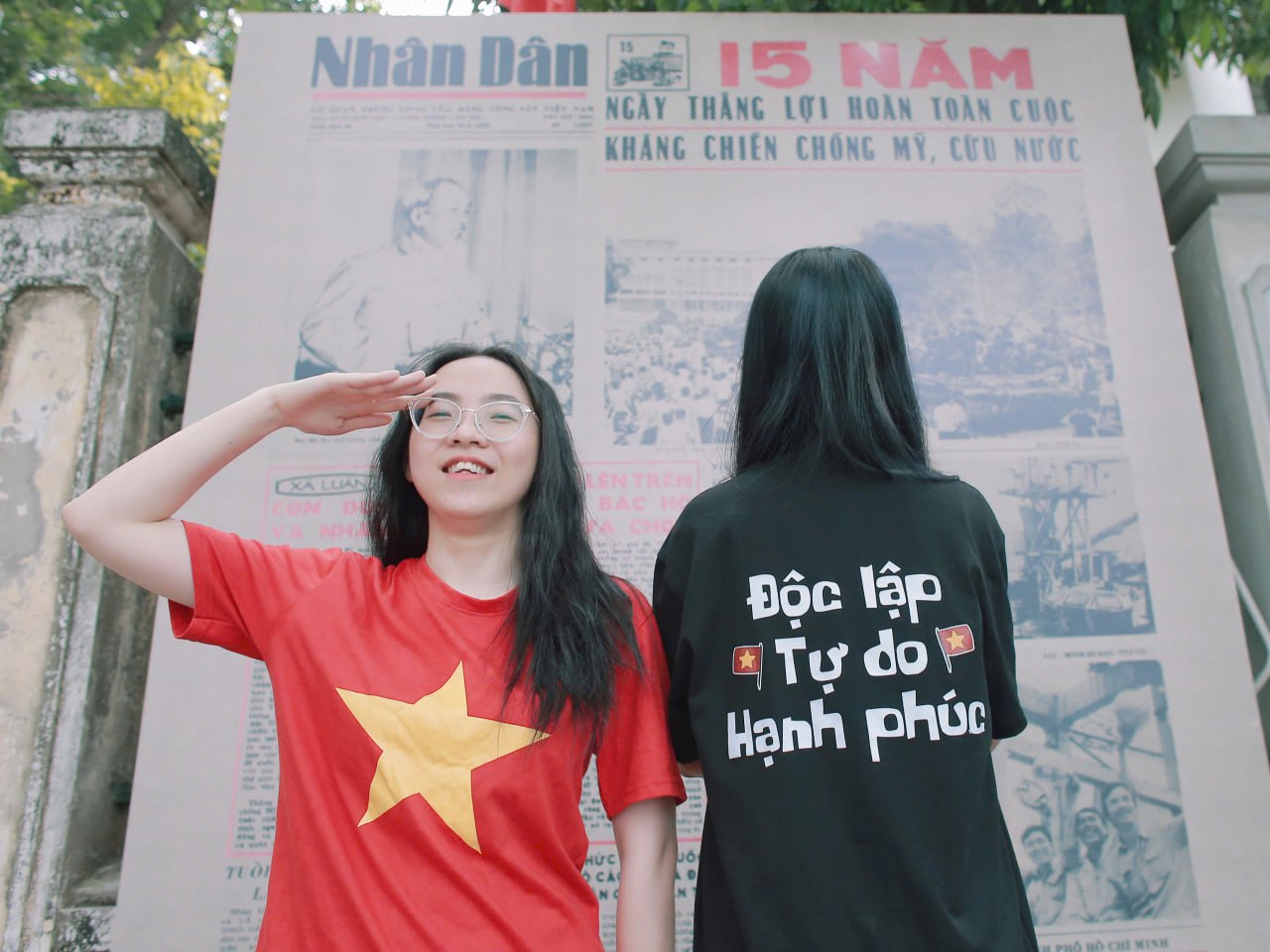 Cờ hoa, áo đỏ, rộn ràng phố phường: Hà Nội "thay áo" mừng ngày hội non sông- Ảnh 11.