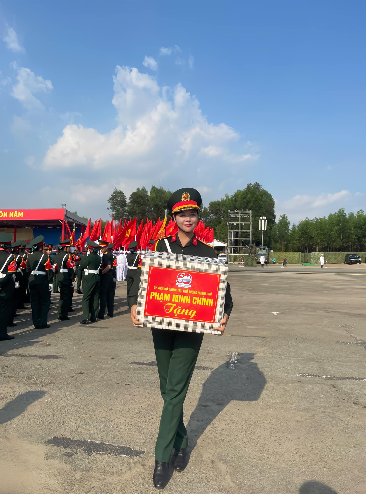 CLIP: Bắt trọn biểu cảm của Ngô Lâm Phương - nữ Trung úy cao 1m73 đang gây sốt- Ảnh 5. CLIP: Bắt trọn biểu cảm của Ngô Lâm Phương - nữ Trung úy cao 1m73 đang gây sốt- Ảnh 5.