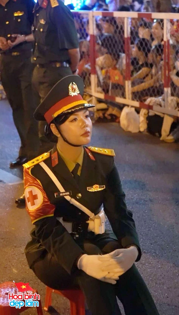 CLIP: Bắt trọn biểu cảm của Ngô Lâm Phương - nữ Trung úy cao 1m73 đang gây sốt- Ảnh 7. CLIP: Bắt trọn biểu cảm của Ngô Lâm Phương - nữ Trung úy cao 1m73 đang gây sốt- Ảnh 7.