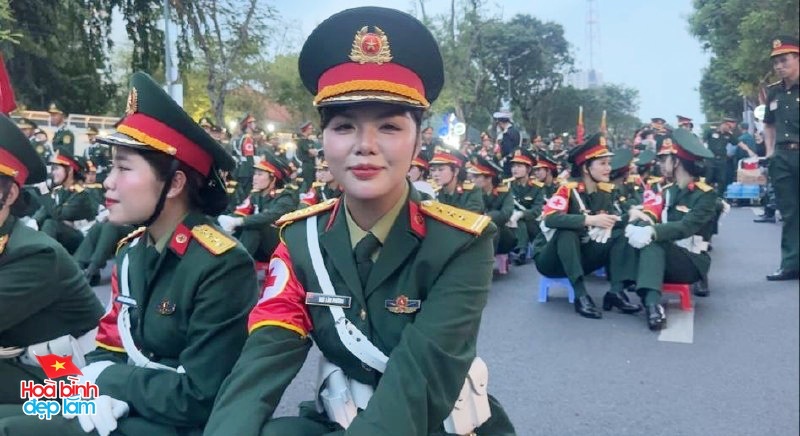 CLIP: Bắt trọn biểu cảm của Ngô Lâm Phương - nữ Trung úy cao 1m73 đang gây sốt- Ảnh 8. CLIP: Bắt trọn biểu cảm của Ngô Lâm Phương - nữ Trung úy cao 1m73 đang gây sốt- Ảnh 8.