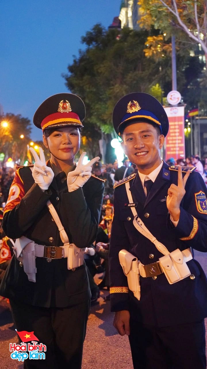 CLIP: Bắt trọn biểu cảm của Ngô Lâm Phương - nữ Trung úy cao 1m73 đang gây sốt- Ảnh 2. CLIP: Bắt trọn biểu cảm của Ngô Lâm Phương - nữ Trung úy cao 1m73 đang gây sốt- Ảnh 2.
