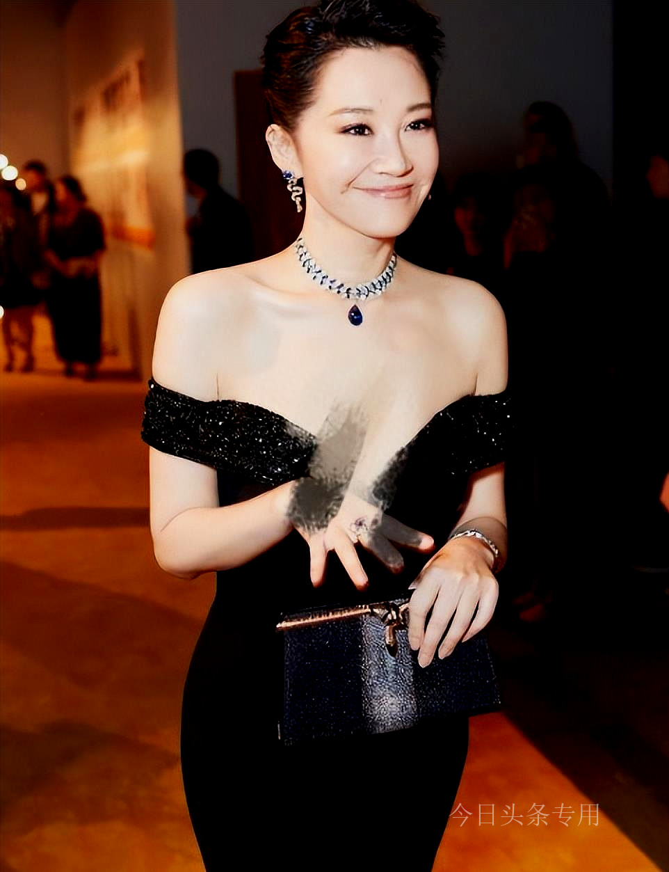 Hội phú bà Bắc Kinh Cbiz: Đàn chị khuyên Dương Tử rời showbiz giàu không tưởng, tiền chỉ là con số!- Ảnh 3.
