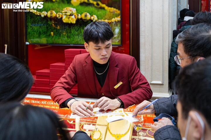 Lãi đậm sau hơn 1 tháng mua vàng, nhiều người chốt lời- Ảnh 1. Lãi đậm sau hơn 1 tháng mua vàng, nhiều người chốt lời- Ảnh 1.